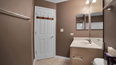 Tiny photo for 1706 Buckingham Drive, Des Plaines, IL 60018 (MLS # 12505118)