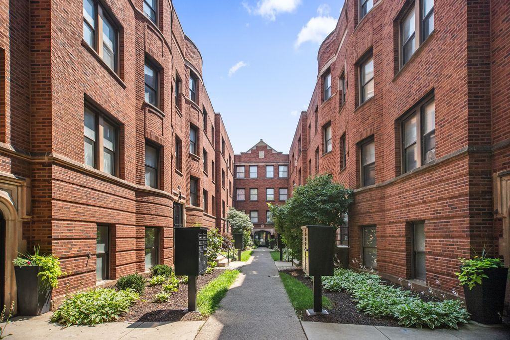 Photo for 4523.5 S Drexel Boulevard #3W, Chicago, IL 60653 (MLS # 12430436)