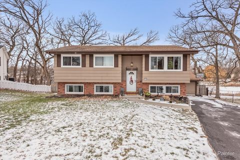 Photo of 1809 Maplewood Court, Lindenhurst, IL 60046 (MLS # 12532630)