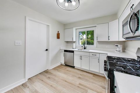 Tiny photo for 321 N Fairview Avenue, Mount Prospect, IL 60056 (MLS # 12642493)