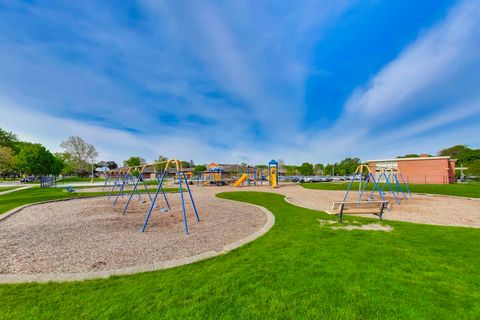 Tiny photo for 321 N Fairview Avenue, Mount Prospect, IL 60056 (MLS # 12642493)