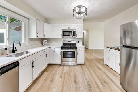Tiny photo for 321 N Fairview Avenue, Mount Prospect, IL 60056 (MLS # 12642493)