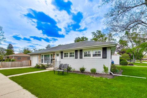 Tiny photo for 321 N Fairview Avenue, Mount Prospect, IL 60056 (MLS # 12642493)