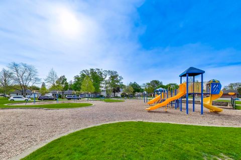 Tiny photo for 321 N Fairview Avenue, Mount Prospect, IL 60056 (MLS # 12642493)