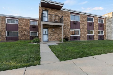 Tiny photo for 1313 S Rebecca Road #113, Lombard, IL 60148 (MLS # 12425791)
