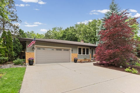 Photo of 380 Pleasant Street, Hoffman Estates, IL 60169 (MLS # 12659924)