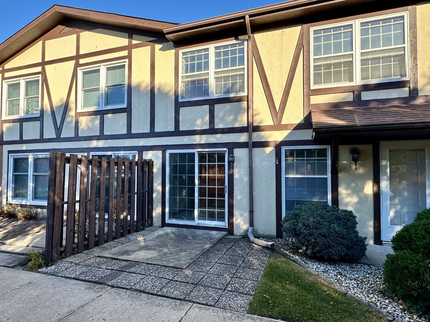 Woodstock, Illinois 60098, United States, 2 Bedrooms Bedrooms, ,2 BathroomsBathrooms,Residential,Active,240437