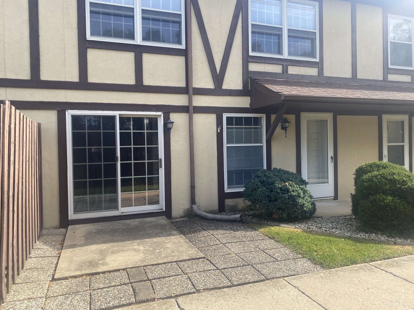 Woodstock, Illinois 60098, United States, 2 Bedrooms Bedrooms, ,2 BathroomsBathrooms,Residential,Active,240437