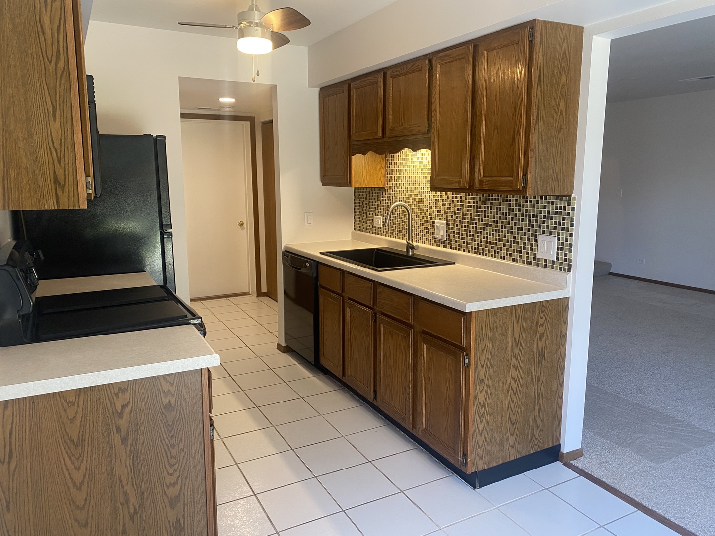 Woodstock, Illinois 60098, United States, 2 Bedrooms Bedrooms, ,2 BathroomsBathrooms,Residential,Active,240437