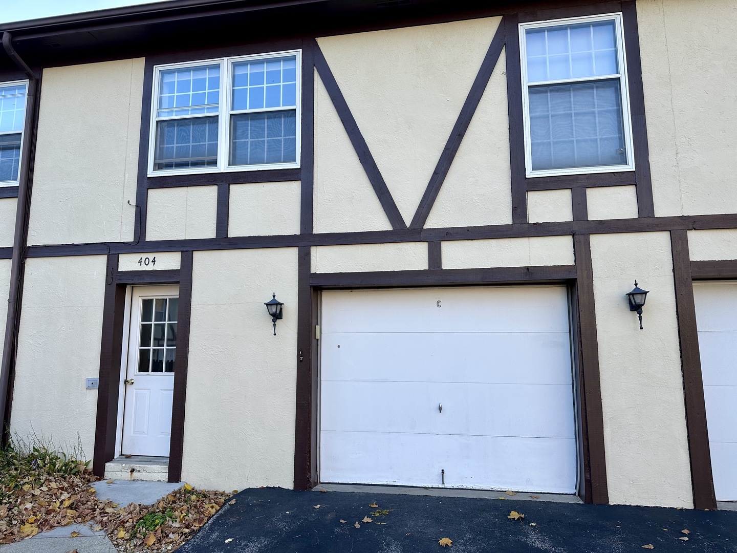 Woodstock, Illinois 60098, United States, 2 Bedrooms Bedrooms, ,2 BathroomsBathrooms,Residential,Active,240437