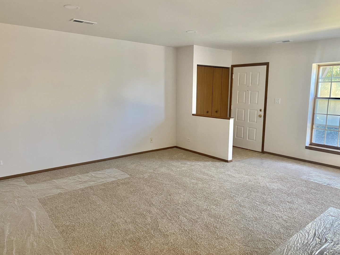 Woodstock, Illinois 60098, United States, 2 Bedrooms Bedrooms, ,2 BathroomsBathrooms,Residential,Active,240437