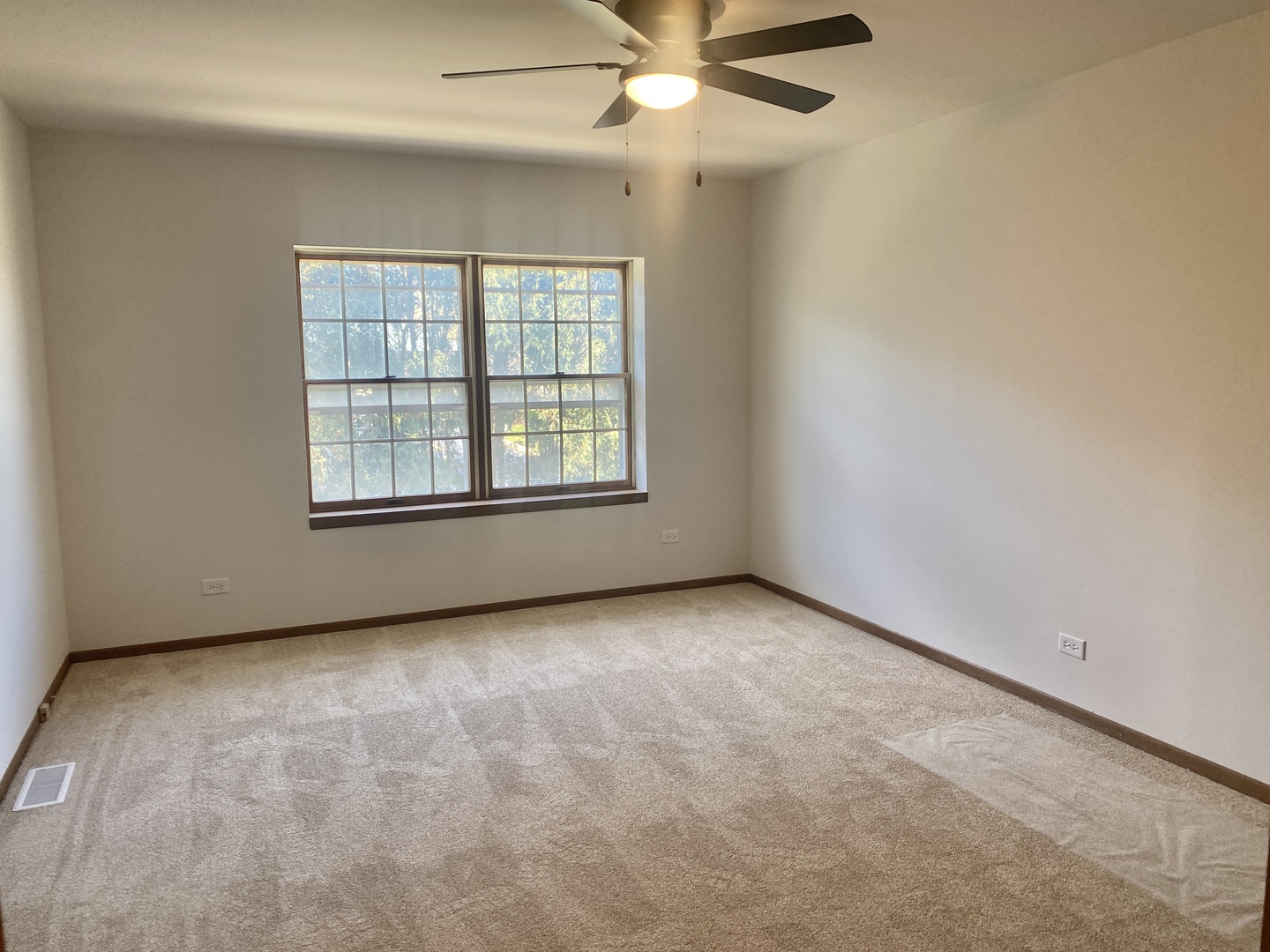 Woodstock, Illinois 60098, United States, 2 Bedrooms Bedrooms, ,2 BathroomsBathrooms,Residential,Active,240437