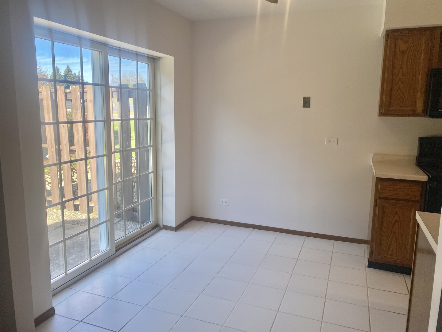 Woodstock, Illinois 60098, United States, 2 Bedrooms Bedrooms, ,2 BathroomsBathrooms,Residential,Active,240437