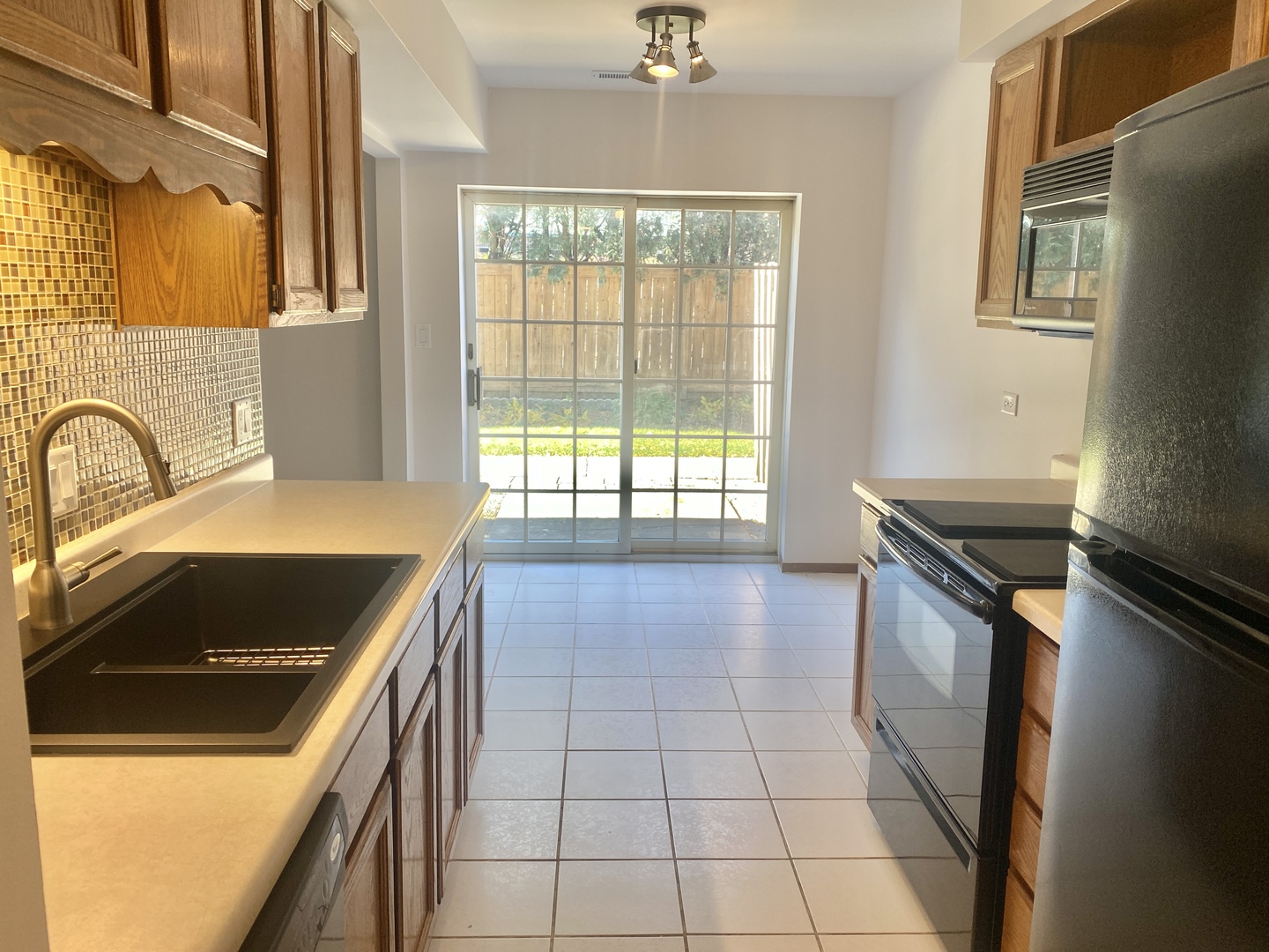 Woodstock, Illinois 60098, United States, 2 Bedrooms Bedrooms, ,2 BathroomsBathrooms,Residential,Active,240437