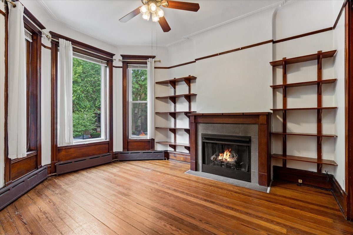 843 W Roscoe Street