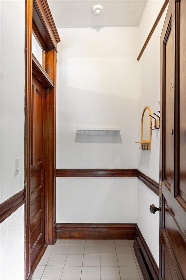 843 W Roscoe Street