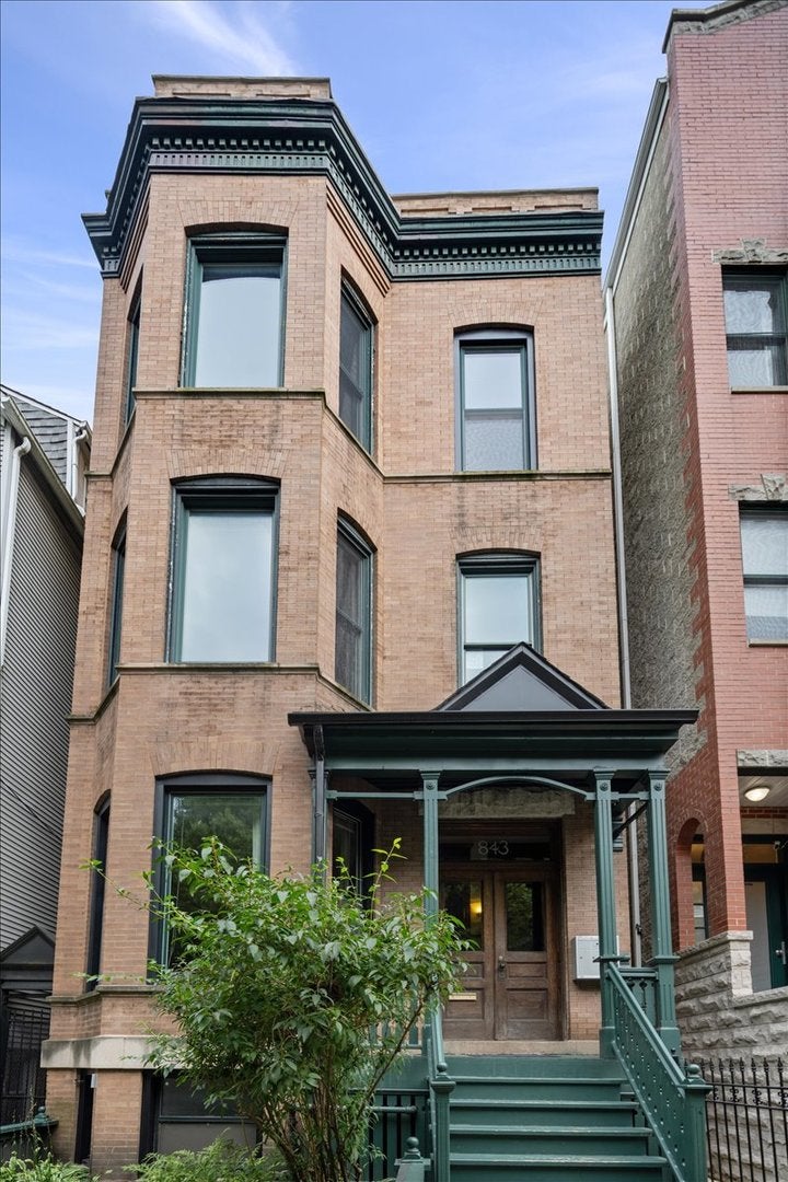 843 W Roscoe Street