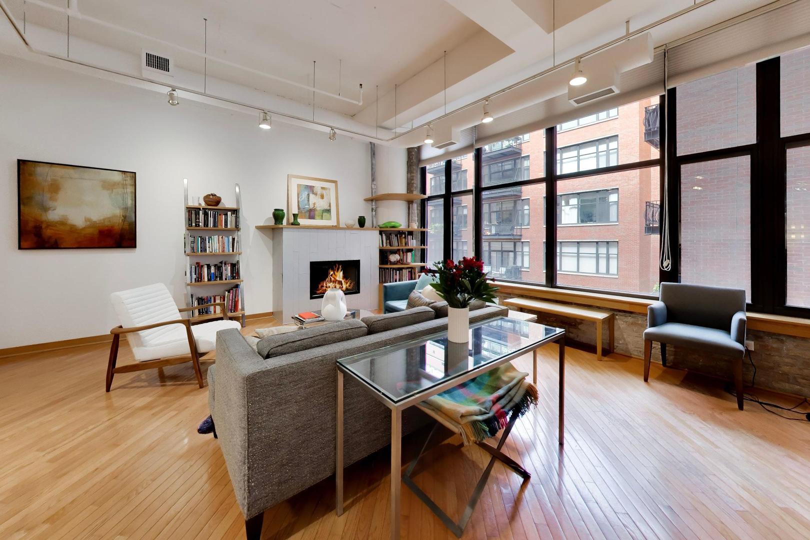 333 W Hubbard Street 209