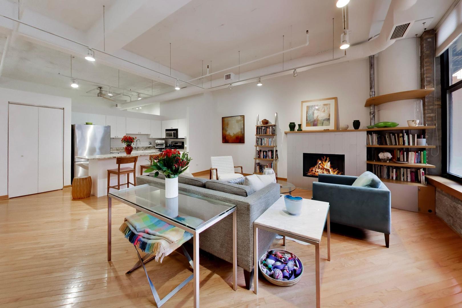 333 W Hubbard Street 209