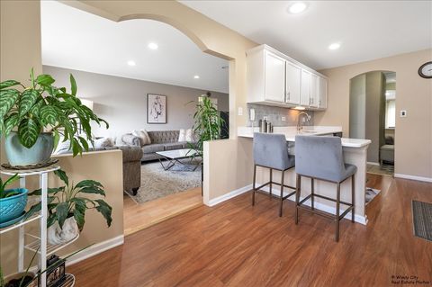 Tiny photo for 2620 N Windsor Drive #201, Arlington Heights, IL 60004 (MLS # 12486874)