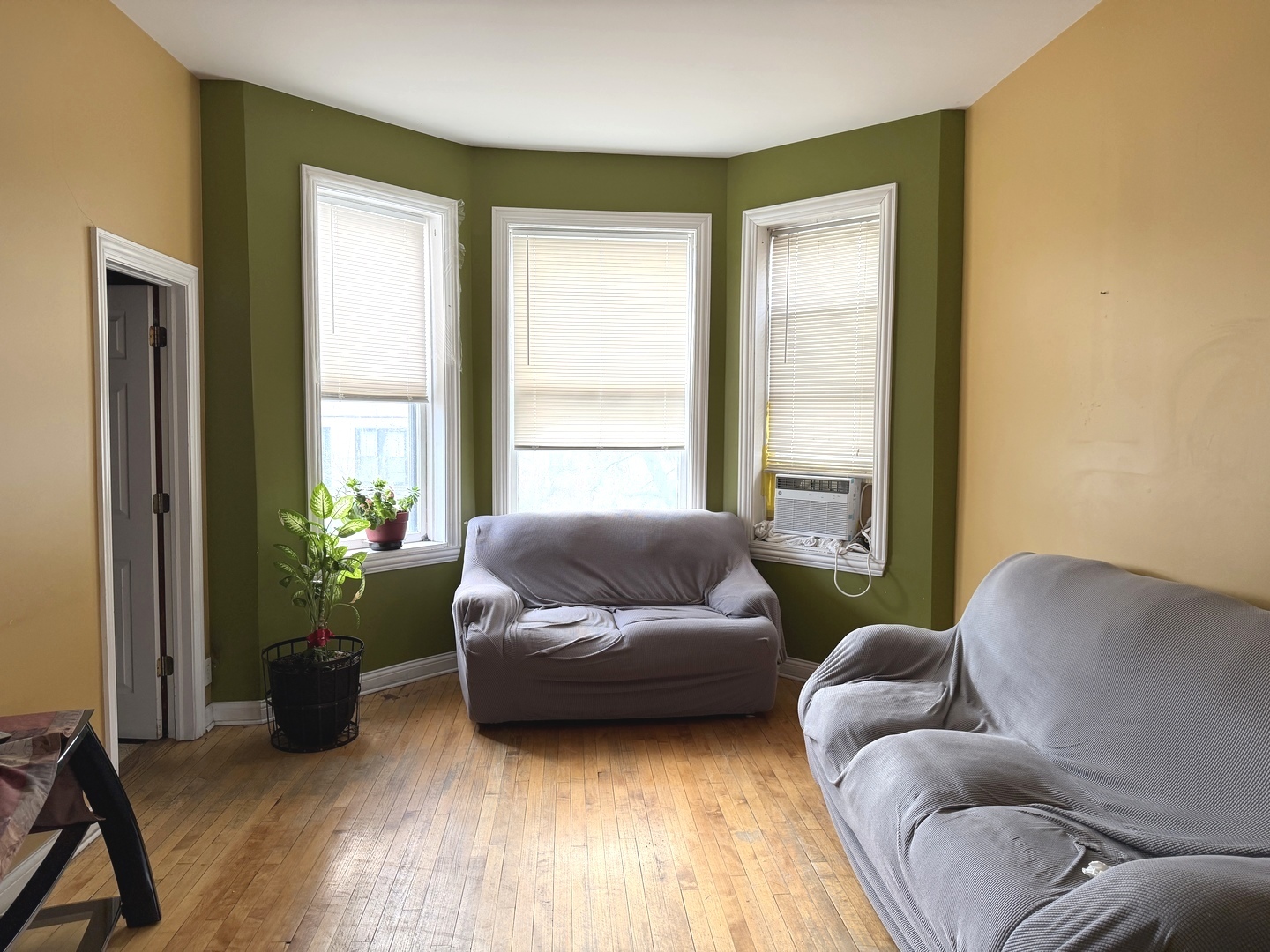 927 S Claremont Avenue