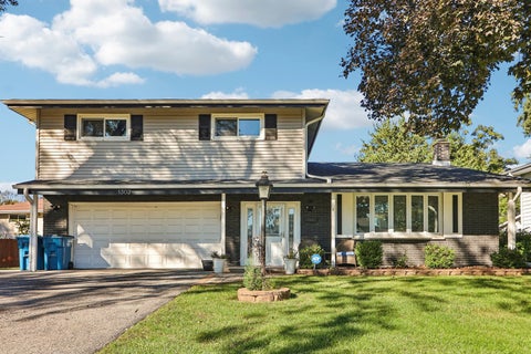 Photo of 1302 E Greenwood Drive, Mount Prospect, IL 60056 (MLS # 12784262)