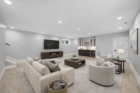 Tiny photo for 2323 W Farragut Avenue, Chicago, IL 60625 (MLS # 12596591)