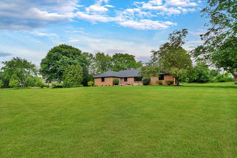 Tiny photo for 5 Bruce Circle N, Hawthorn Woods, IL 60047 (MLS # 12720955)