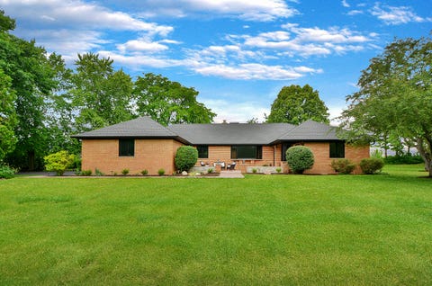 Photo of 5 Bruce Circle N, Hawthorn Woods, IL 60047 (MLS # 12720955)