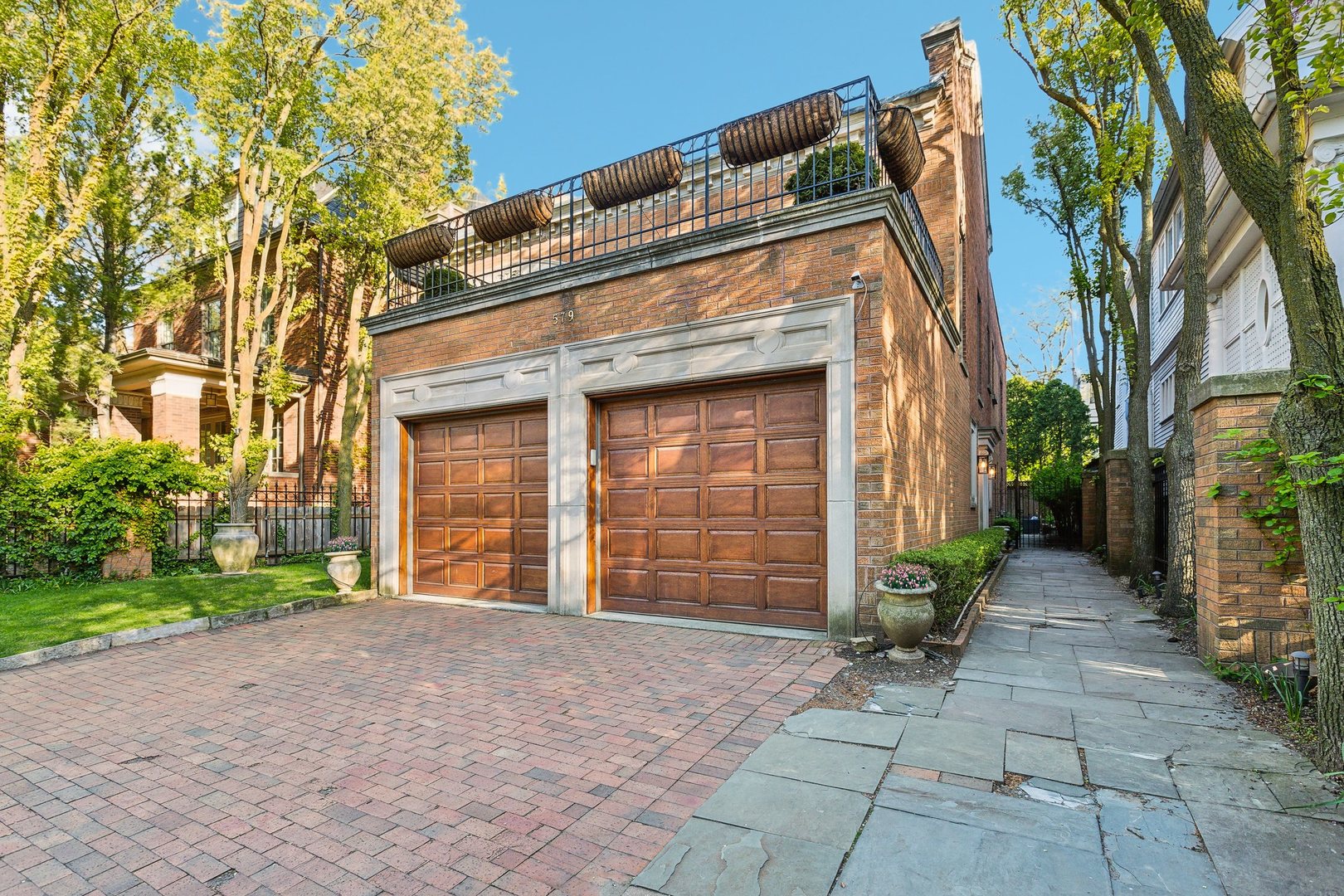 579 W Hawthorne Place