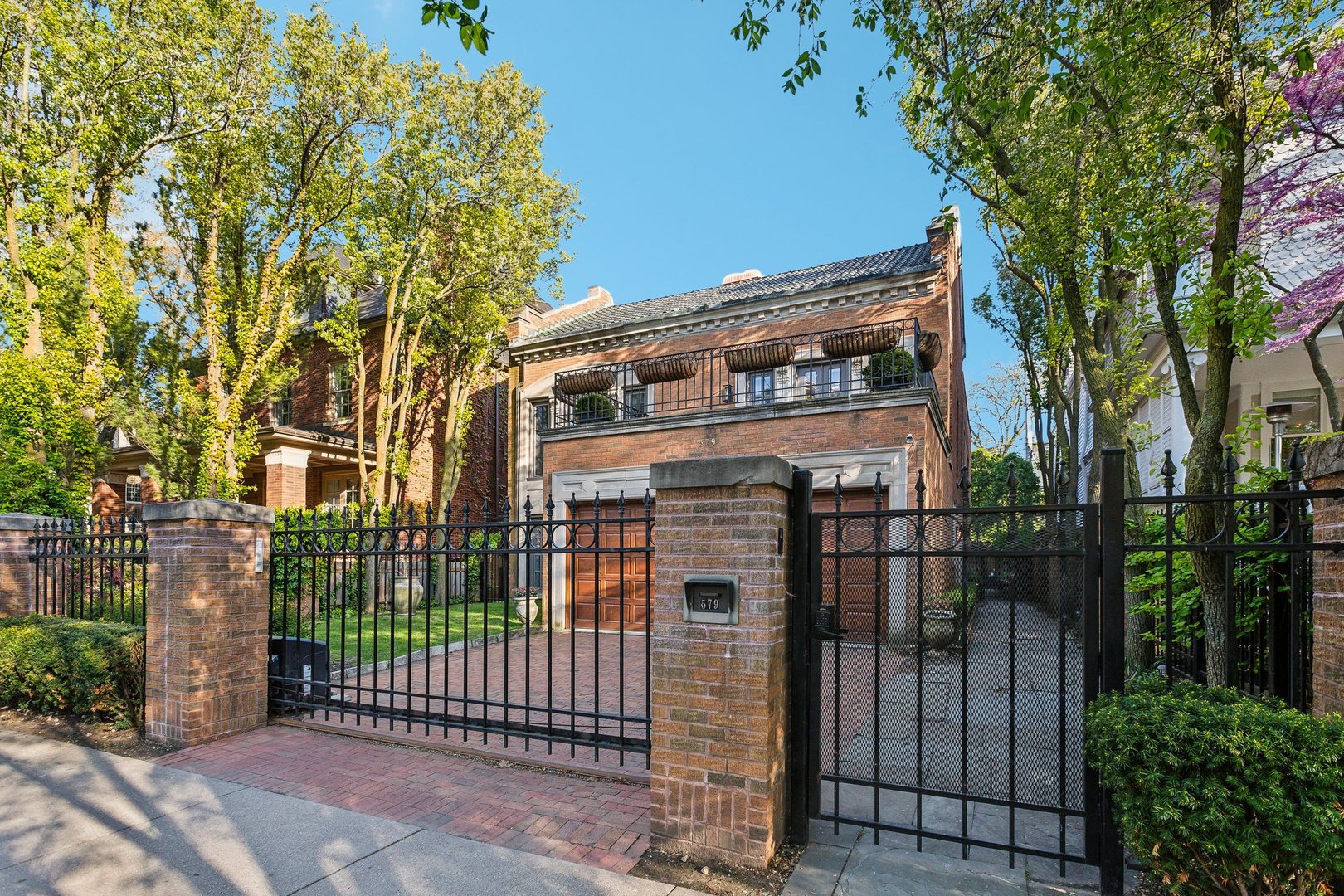 579 W Hawthorne Place