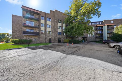 Tiny photo for 7100 W 95th Street #312, Oak Lawn, IL 60453 (MLS # 12513751)