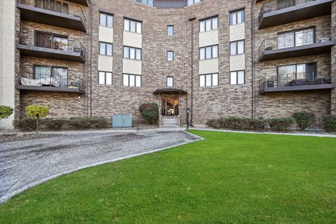 Tiny photo for 7100 W 95th Street #312, Oak Lawn, IL 60453 (MLS # 12513751)