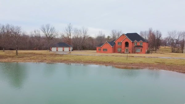 12863 BOWLING ALLEY RD, BENTON, IL 62812 - Image 080d2d568ca1e8fee7a4aade5d34ea11/873791112