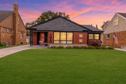 Photo of 237 N Hamlin Avenue, Park Ridge, IL 60068 (MLS # 12711530)