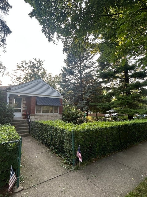 Tiny photo for 7030 N Ionia Avenue, Chicago, IL 60646 (MLS # 12703847)