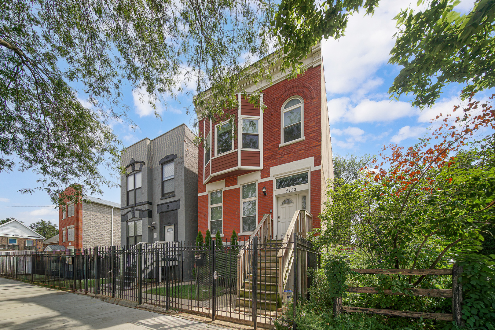 2123 W Adams Street