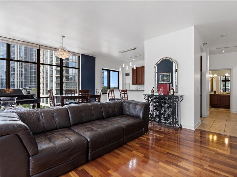 1322 S Prairie Avenue 613