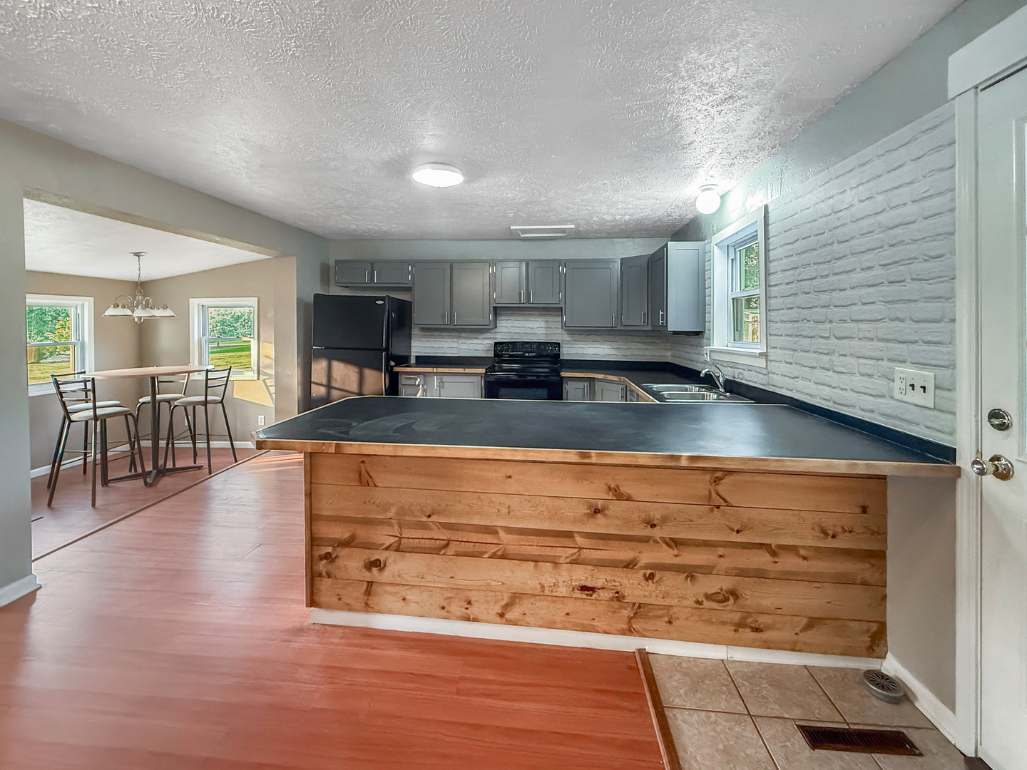 425 W Grove