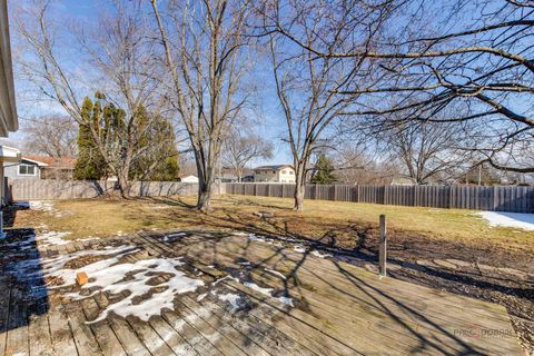 Tiny photo for 73 S Beck Road, Lindenhurst, IL 60046 (MLS # 12571540)