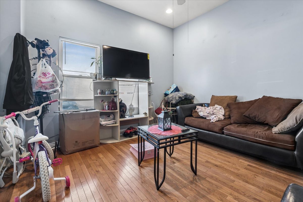 6029 S Loomis Boulevard