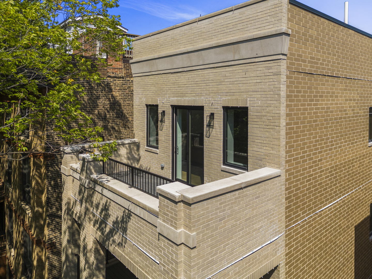 2135 N Lakewood Avenue 3
