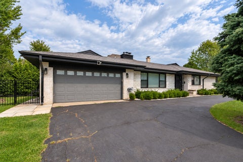 Photo of 4754 W NORTH SHORE Avenue, Lincolnwood, IL 60712 (MLS # 12754418)