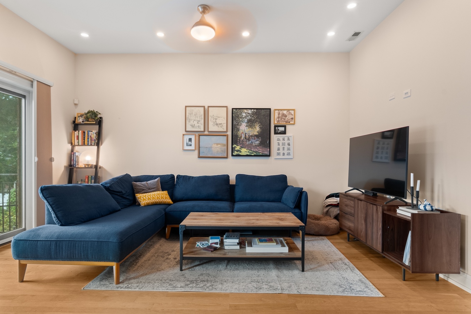 1118 N WOLCOTT Avenue 2W
