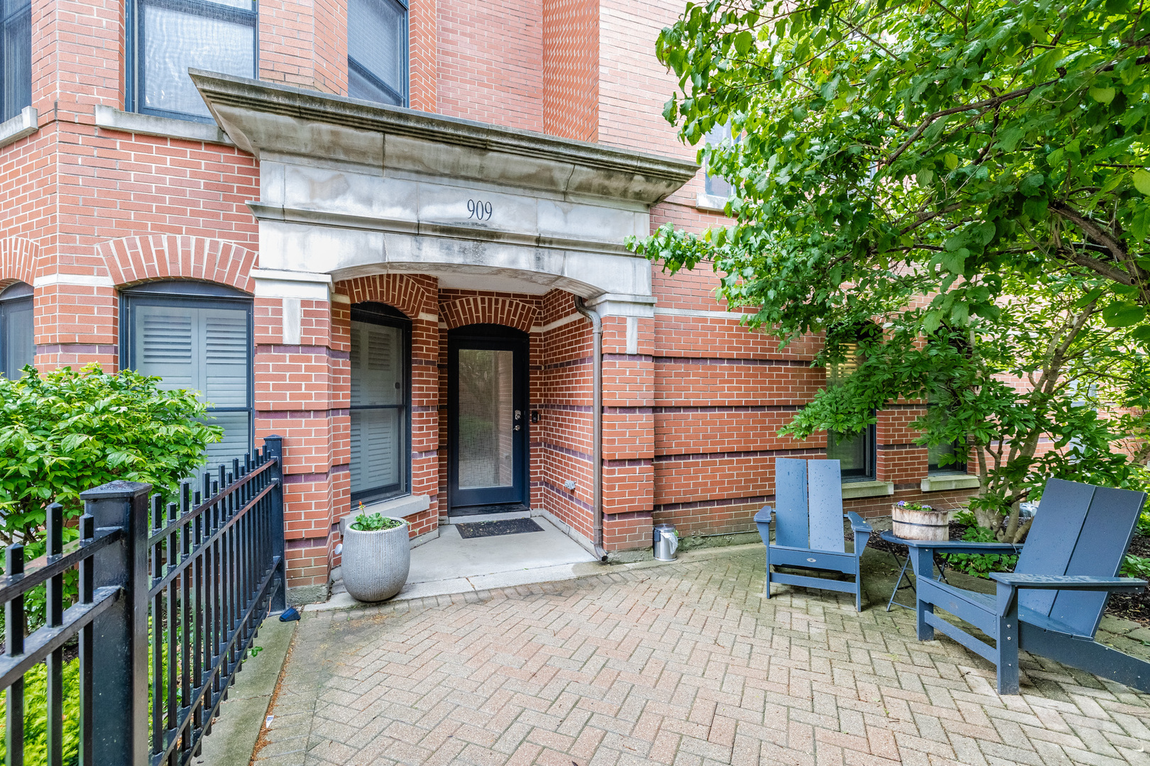 909 W Village Court