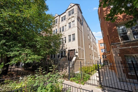 Photo of 618 W OAKDALE Avenue #5, Chicago, IL 60657 (MLS # 12793821)