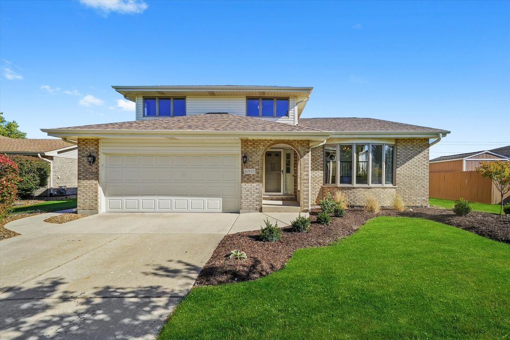 Photo for 16933 RICHARDS Drive, Tinley Park, IL 60477 (MLS # 12488390)