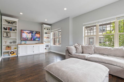 Tiny photo for 636 Parkside Court, Libertyville, IL 60048 (MLS # 12757212)
