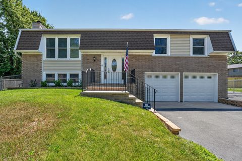 Photo of 4 Devon Court, Bolingbrook, IL 60440 (MLS # 12714521)