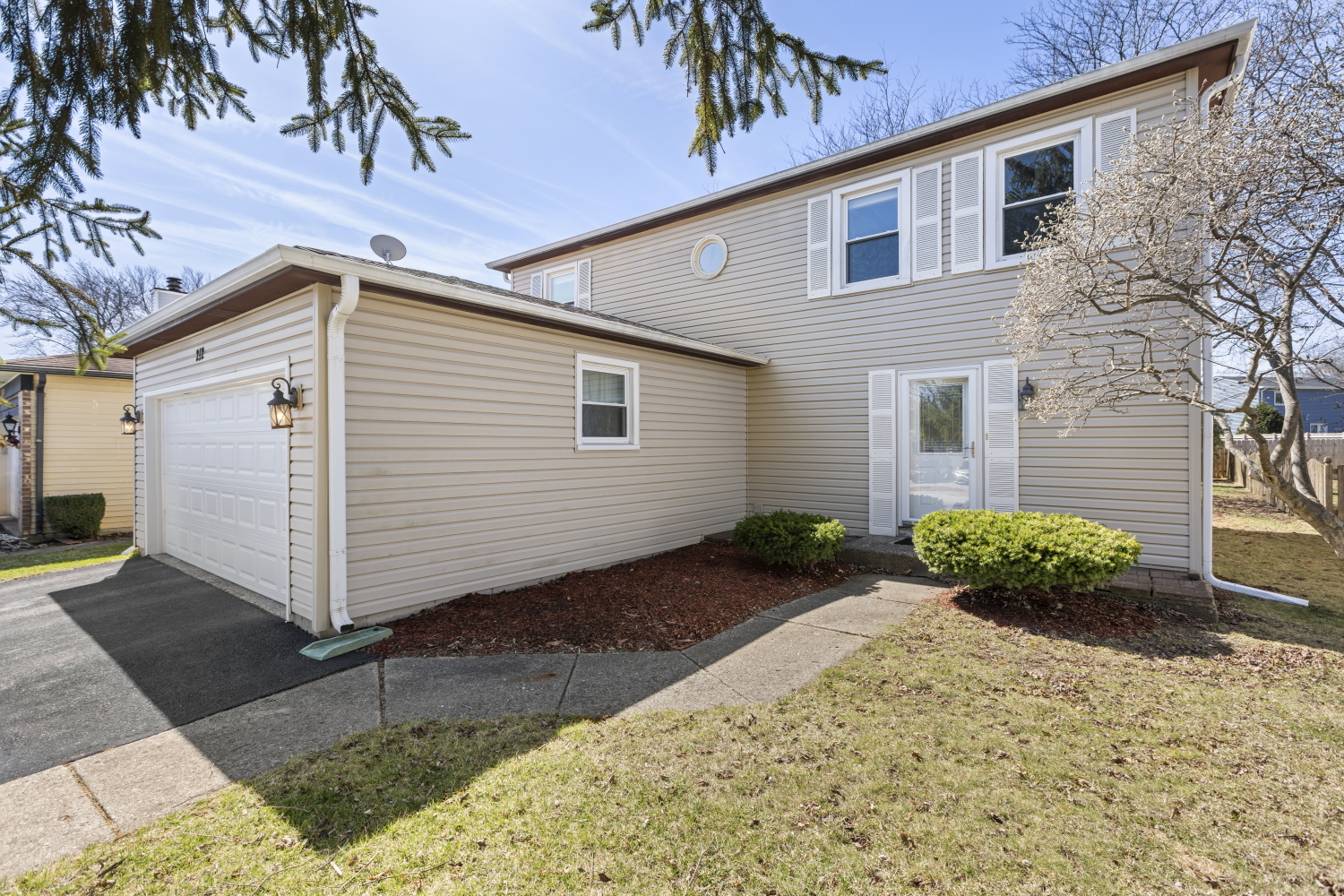 212 E Lakeside Drive